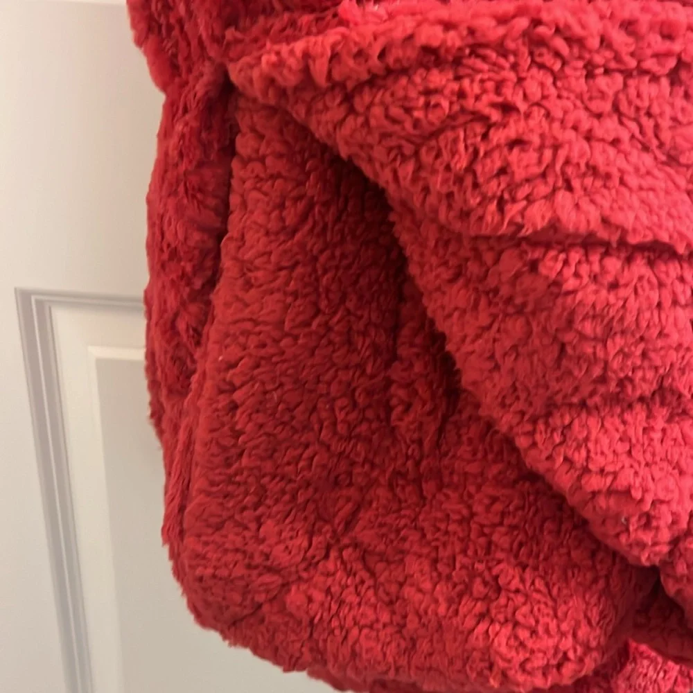 Gilmore Oversized Ultra Soft Plush Throw Blanket 50”x70” red holiday polyester